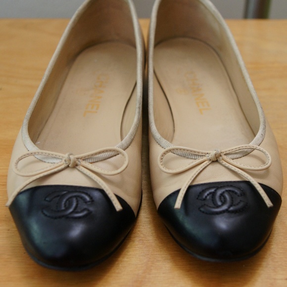 CHANEL Shoes - Vintage CHANEL ballet flats beige/black Sz 38